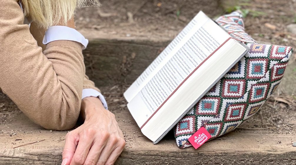 aquatremans's tweet photo. Viatja sense sortir de casa, amb un bon llibre i un dels nostres coixins de lectura 📖. L'experiència està assegurada!
https://t.co/kQoXT6fCY5
#coixídelectura #coixinsdelectura #cojíndelectura #cojinesdelectura #almohadaparaleer #almohadadelectura #almohadadeleer https://t.co/5yNcgr0eMN