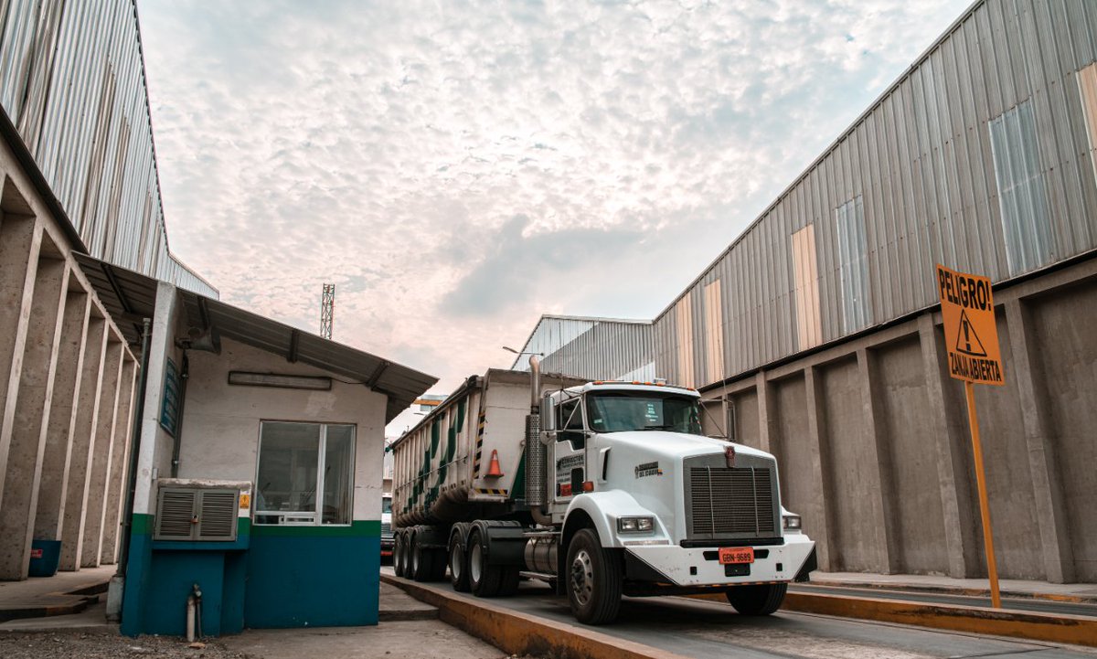 andinave's tweet photo. ¡Transportamos más de un millón de TONELADAS de carga al año!
#Convector es uno de los segmentos logísticos más importantes especializados en transporte terrestre para graneles con una flota de 30 camiones. https://t.co/utlWuTTIjq