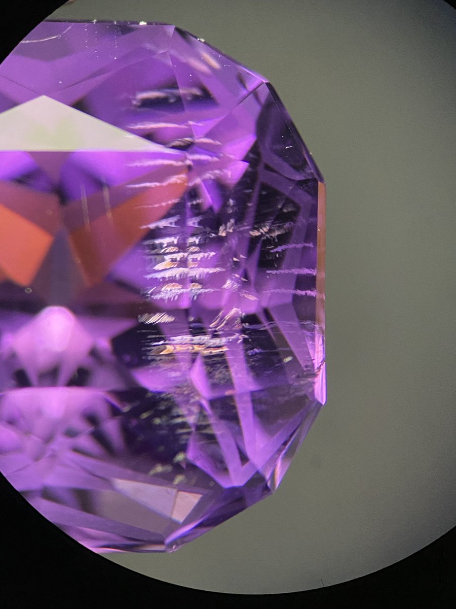 #IGELab | Un rasgo habitual en amatistas naturales son las inclusiones conocidas como “arañazos de tigre” o “rayas de cebra”, que son debidas al maclado romboédrico (macla ley del Brasil).