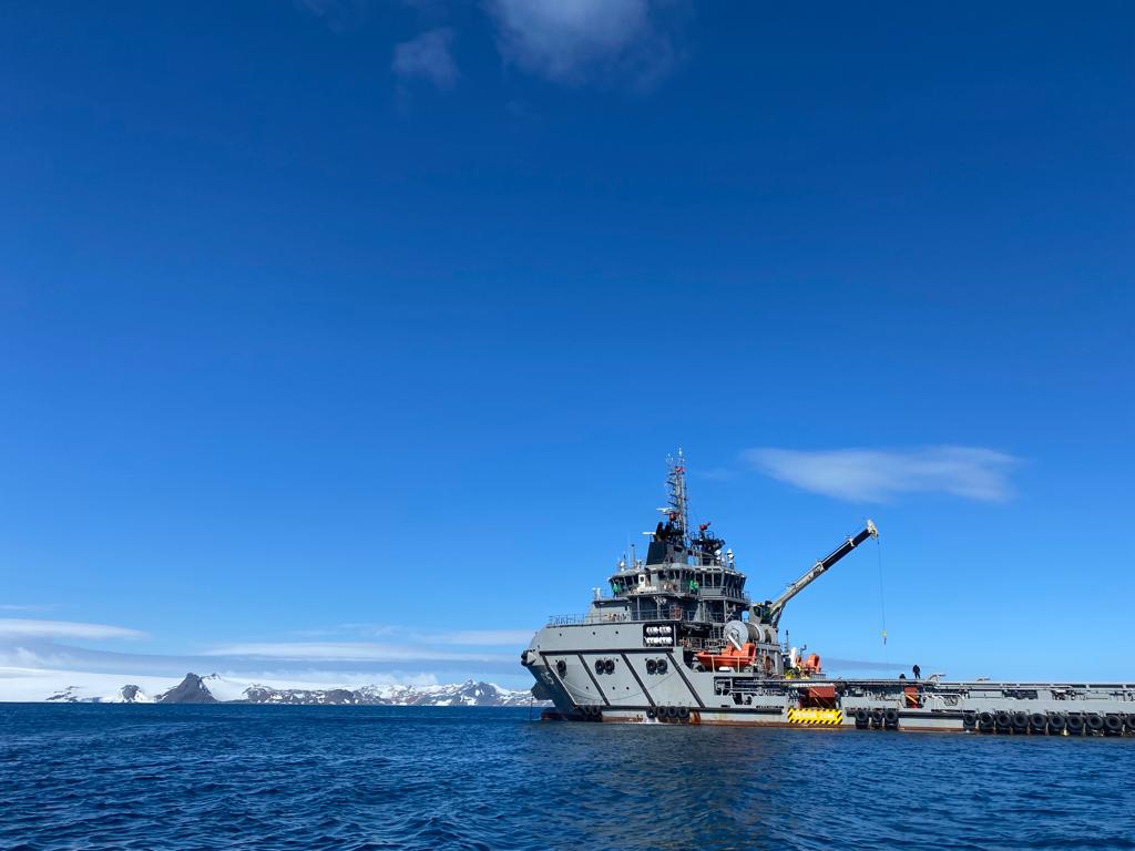 infogatecl's tweet photo. ⚠️📢ATF 65 #Janequeo recala por primera vez en #TerritorioChilenoAntartico, donde efectúa el reaprovisionamiento de combustible a la Base Pdte Frei y la Gobernación Marítima. Además, apoyará logísticamente la reapertura de la base antártica de Bulgaria. 👉https://t.co/CH9pbbqjgE https://t.co/8Pd0iL5TP3