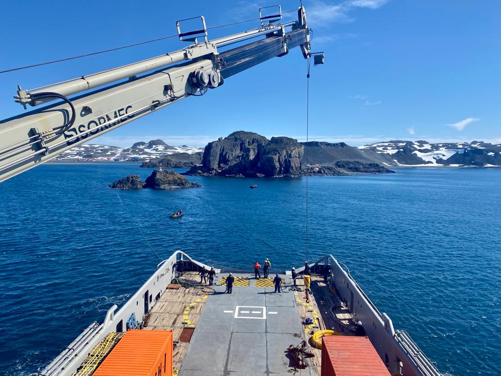 infogatecl's tweet photo. ⚠️📢ATF 65 #Janequeo recala por primera vez en #TerritorioChilenoAntartico, donde efectúa el reaprovisionamiento de combustible a la Base Pdte Frei y la Gobernación Marítima. Además, apoyará logísticamente la reapertura de la base antártica de Bulgaria. 👉https://t.co/CH9pbbqjgE https://t.co/8Pd0iL5TP3