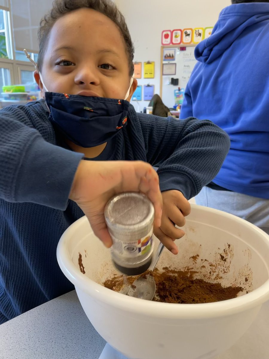 mrswalshsped's tweet photo. We had so much fun making cinnamon applesauce ornaments with Mrs. Beth this morning ❤️🌟 https://t.co/xsg2s2G5Li
