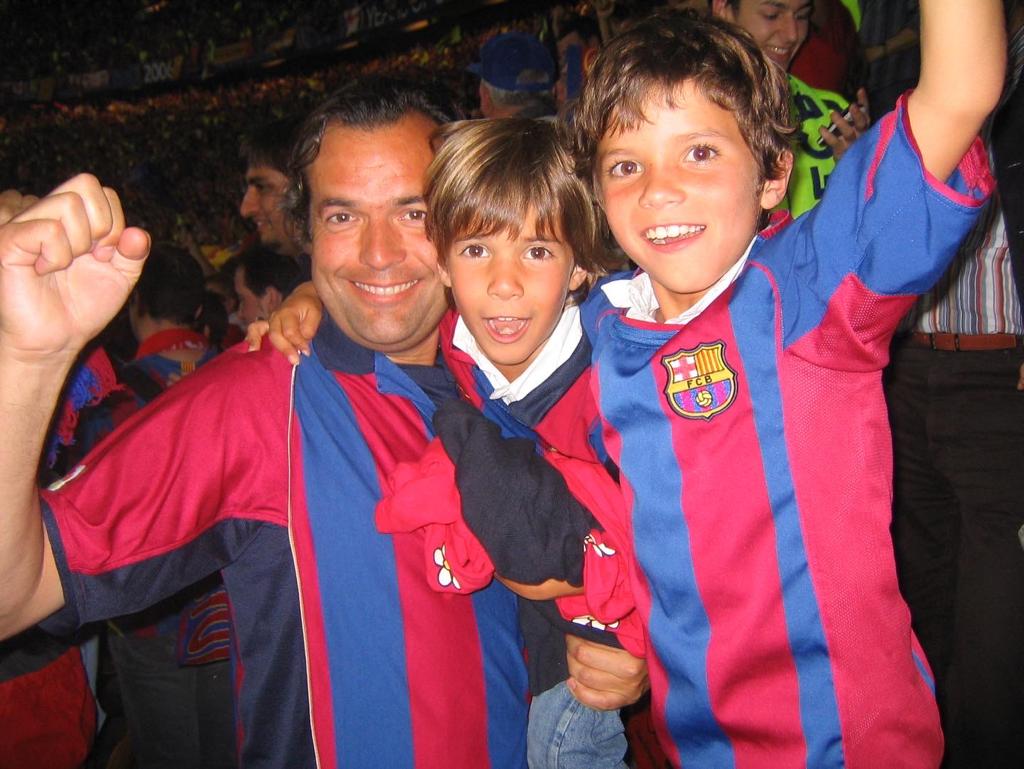 RiquiPuig's tweet photo. Els qui som culers des de petits com la meva família i jo no estem acostumats a moments durs com els d'ahir, quan només hem vist al club de la meva vida guanyar i celebrar títols com la Champions de París al 2006 amb el meu pare i el meu germà. (1/2) https://t.co/bXGELJYK73