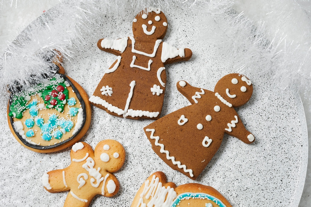 stickyfingersdc's tweet image. ‘Tis the season to get decorating!

Our winter cookie kit comes with six sugar cookies and six gingerbread cookies in assorted festive, winter shapes, three colors of royal icing, and three colors of sprinkles.

#vegansweets #decorateityourself #cookiekit #veganchristmas