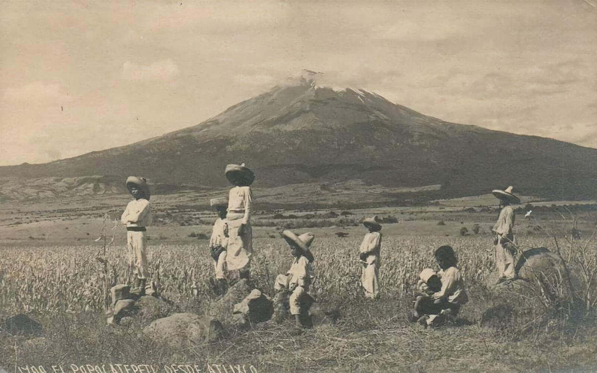Lycaones's tweet photo. El volcán Popōcatepētl desde Atlixco, Puebla, México, 1950. https://t.co/ctDBEhqeQm