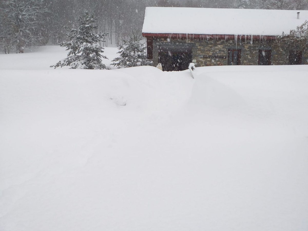 CyNPirineos's tweet photo. Espesores de nieve hoy 9/12; datos NIMET @AEMET_Aragon
Respomuso 168
La Renclusa 153
Refugio de Belagua y Balneario de Panticosa 125
Astún 120
Bachimaña 110
Góriz 108
Linza 107
Lizara 100
Estós 98
El Forcau 58
Pineta 40
Imágenes del refugio de Linza https://t.co/265a0K2Jec