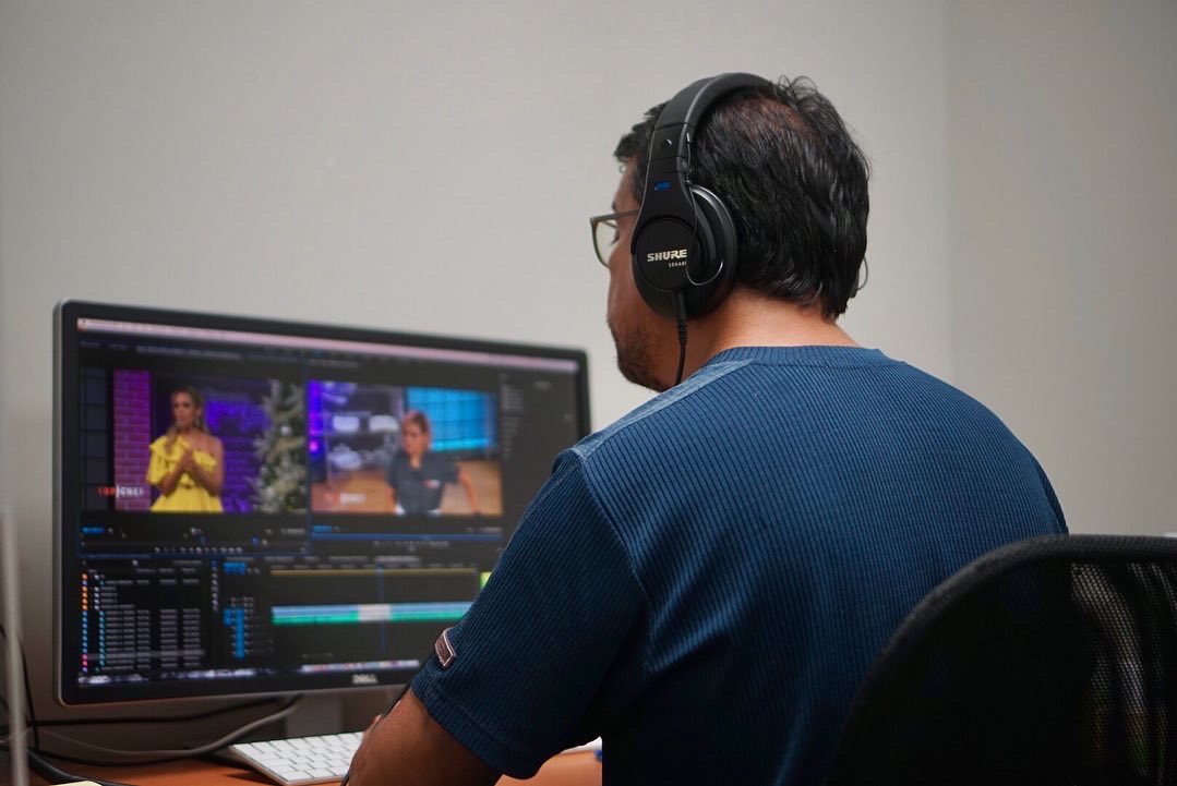 topcheftcs's tweet photo. Detrás de un gran programa hay un gran equipo trabajando para llevarles la mejor experiencia hasta sus hogares 🔥
Les compartimos algunas fotografías de nuestro backstage 🙌🏼✨
.
.
.
#equipodeproducción #topcheftcs #topchefestrellas #topchefelsalvador https://t.co/fpUFJxhWxL