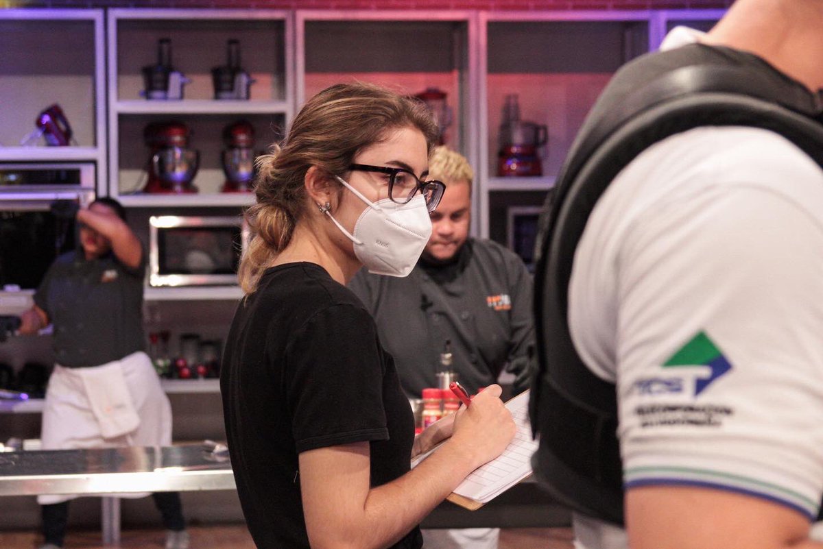 topcheftcs's tweet photo. Detrás de un gran programa hay un gran equipo trabajando para llevarles la mejor experiencia hasta sus hogares 🔥
Les compartimos algunas fotografías de nuestro backstage 🙌🏼✨
.
.
.
#equipodeproducción #topcheftcs #topchefestrellas #topchefelsalvador https://t.co/fpUFJxhWxL