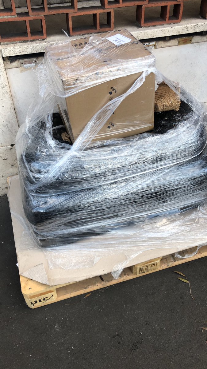Ehi ⁦<a href="/BrtCorriere/">BRT Corriere Espresso</a>⁩ ma è normale ricevere un pacco in queste condizioni? 40 cm di scatola e 20’chili di imballaggio bancale compreso? E chi la smaltisce sta roba?