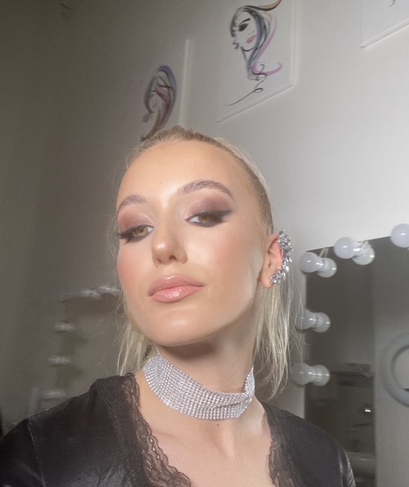 zicklerova's tweet photo. 10.12. Jsem měla mít ples, ale bohužel 💀 tak tady mate make-up, šaty, a feeling jakej to mělo vzbuzovat 🕷⚫️ https://t.co/OS5ZeCHPqA