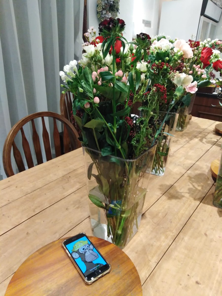 maggie6123's tweet photo. My 1st flower class 🌹
#floral #floraldesign #rose #tableflower #decorations #apefollowape https://t.co/aVlfqCAGL4