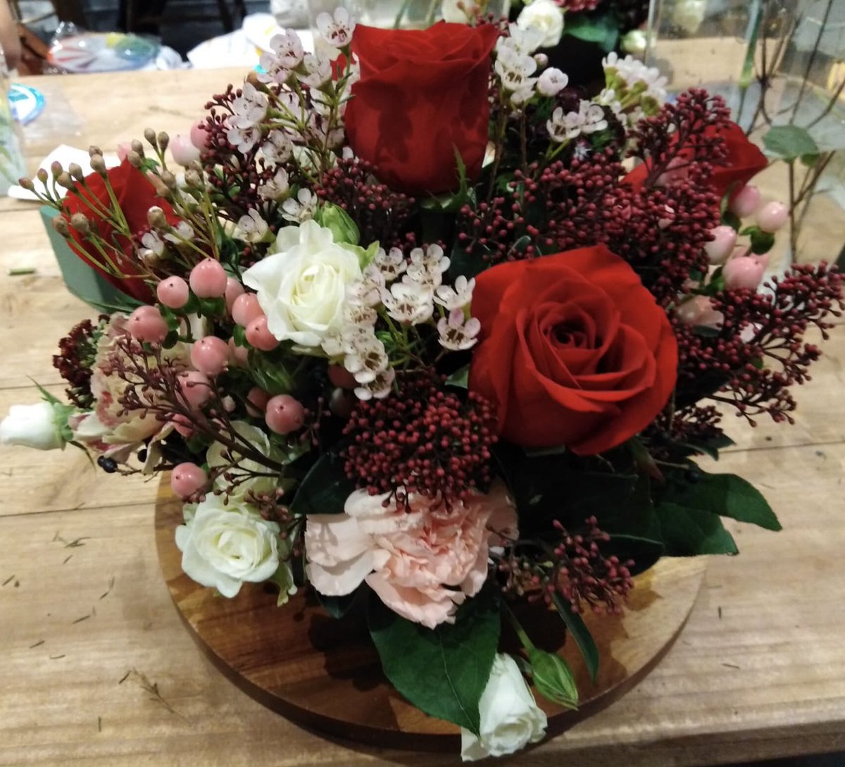 maggie6123's tweet photo. My 1st flower class 🌹
#floral #floraldesign #rose #tableflower #decorations #apefollowape https://t.co/aVlfqCAGL4