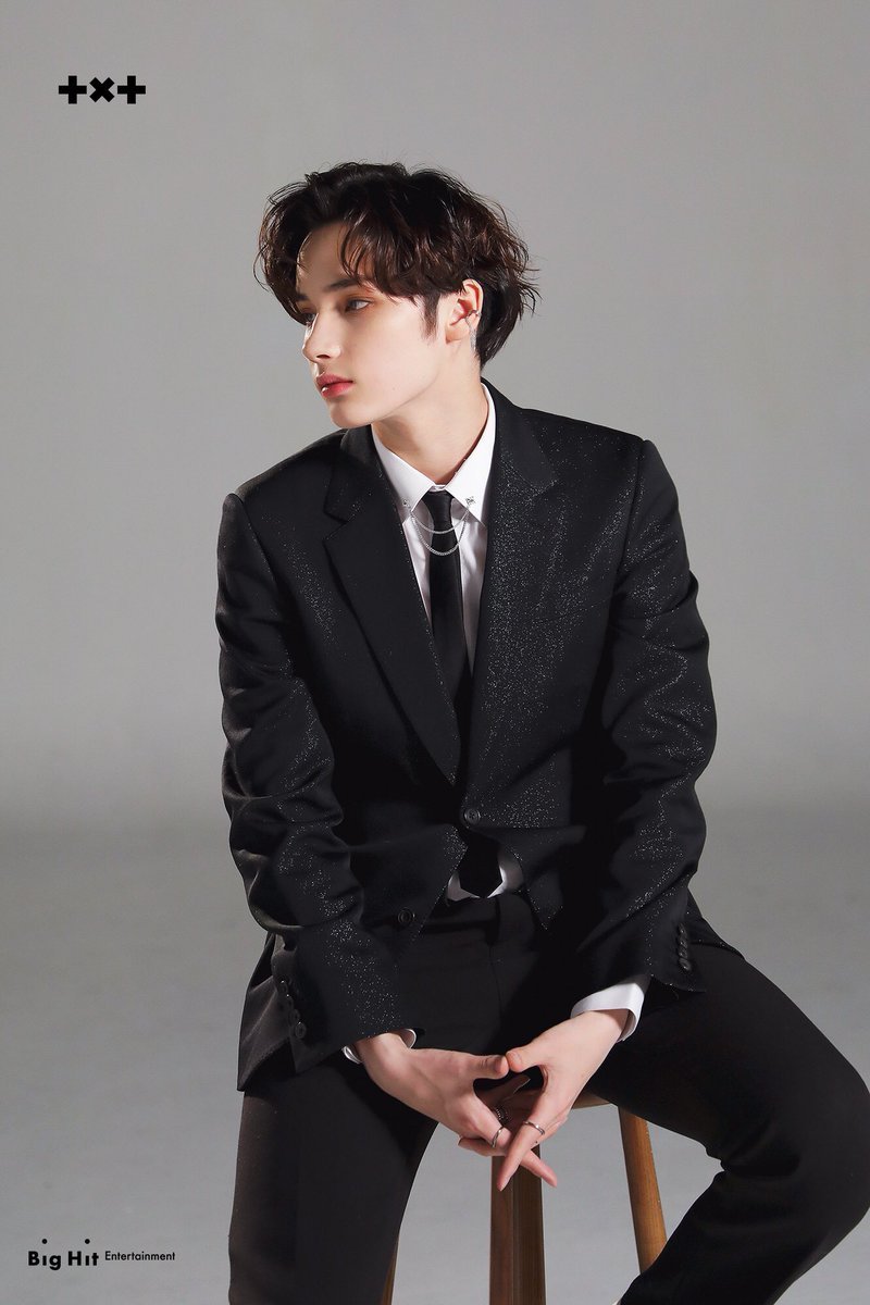 lilbg_y's tweet photo. sir huening kai? this hand pose is illegal https://t.co/JPVByyzs5Z