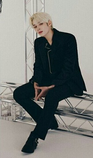 lilbg_y's tweet photo. sir huening kai? this hand pose is illegal https://t.co/JPVByyzs5Z