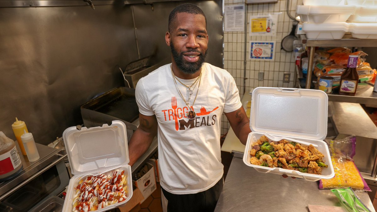 bgsu's tweet photo. Looking for a meal to keep you going during finals week? @TriggaMeals has got you covered!👏 DeAnte Shivers, a #BGSU alumni and owner of #TriggaMeals, plans to pay it forward on Dec. 14 with @BGSULibraries to make 100+ meals for students free of charge.🍲 https://t.co/ki4z1ktOXH https://t.co/rlBSGLn7Xx