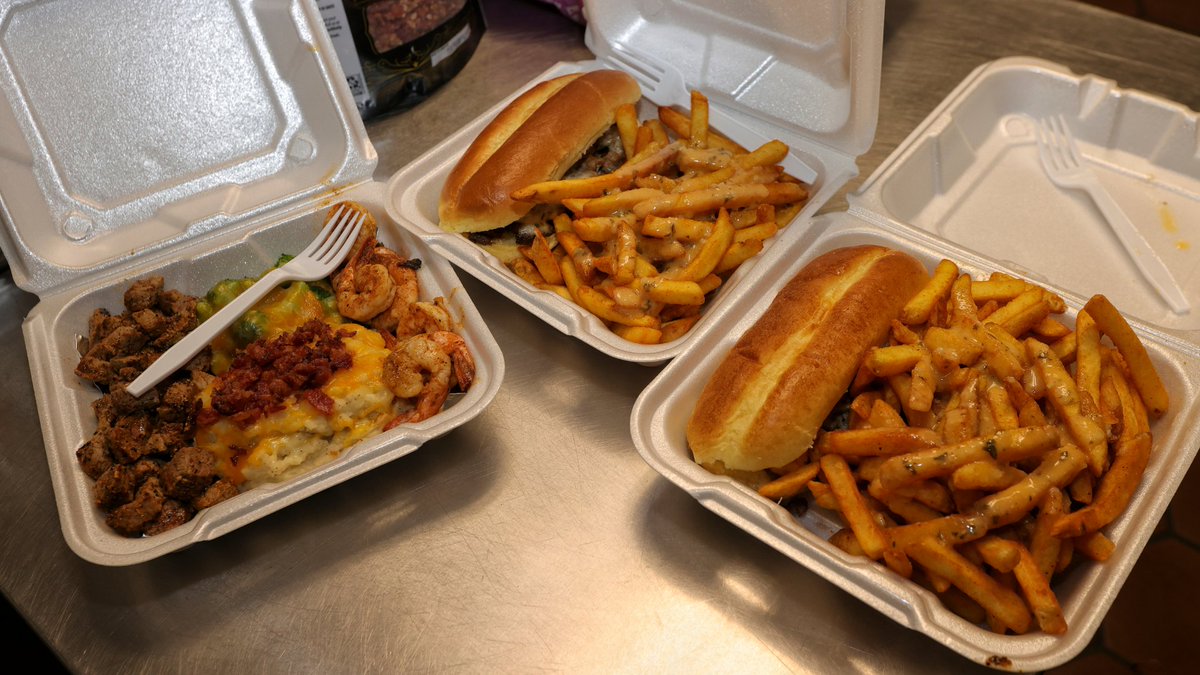 bgsu's tweet photo. Looking for a meal to keep you going during finals week? @TriggaMeals has got you covered!👏 DeAnte Shivers, a #BGSU alumni and owner of #TriggaMeals, plans to pay it forward on Dec. 14 with @BGSULibraries to make 100+ meals for students free of charge.🍲 https://t.co/ki4z1ktOXH https://t.co/rlBSGLn7Xx