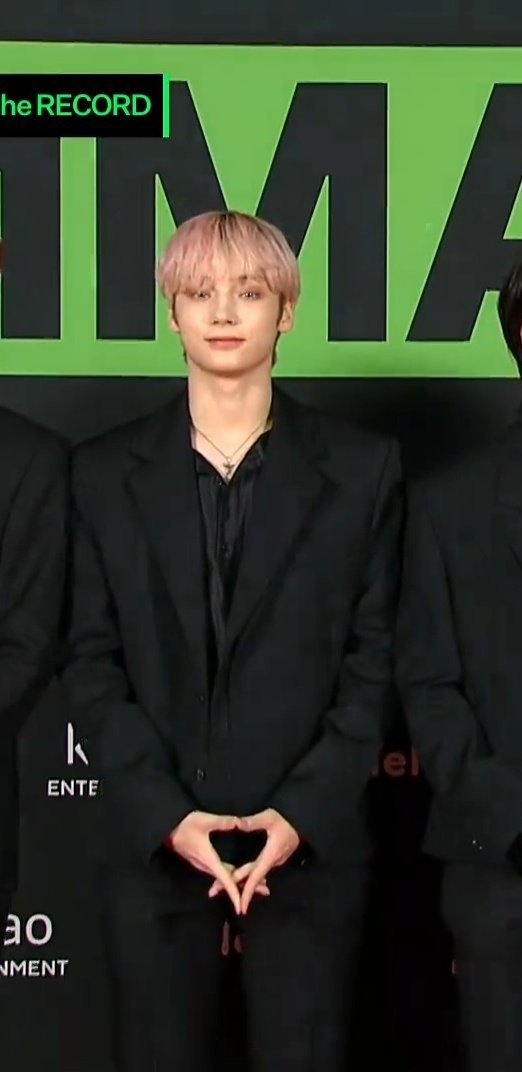 lilbg_y's tweet photo. sir huening kai? this hand pose is illegal https://t.co/JPVByyzs5Z