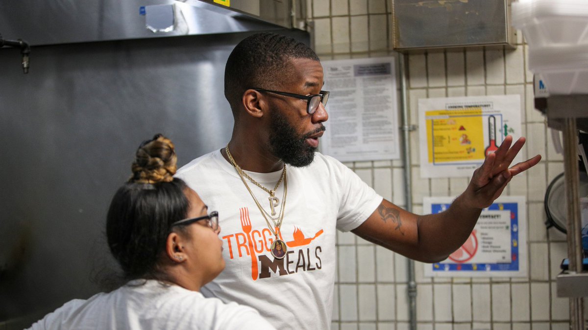 Looking for a meal to keep you going during finals week? <a href="/TriggaMeals/">#TriggaMeals</a> has got you covered!👏 DeAnte Shivers, a #BGSU alumni and owner of #TriggaMeals, plans to pay it forward on Dec. 14 with <a href="/BGSULibraries/">BGSU Library</a> to make 100+ meals for students free of charge.🍲 bit.ly/3px2hEB
