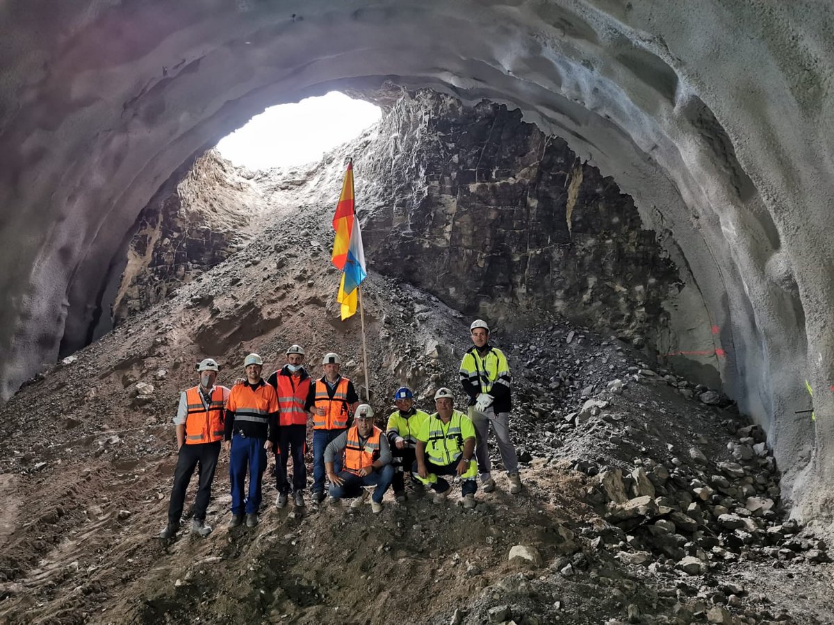 SilviAlamoo's tweet photo. Hoy quedó perforado el túnel 7 de la segunda fase de la carretera #LaAldea - #Agaete. Con una longitud de unos 350 metros, ubicado en Guayedra, es el tercero que se cala después del de Guguillo y el principal de #Faneque.
📸: Foro Roque Aldeano
#SalvarFaneque https://t.co/kW8UqJY305