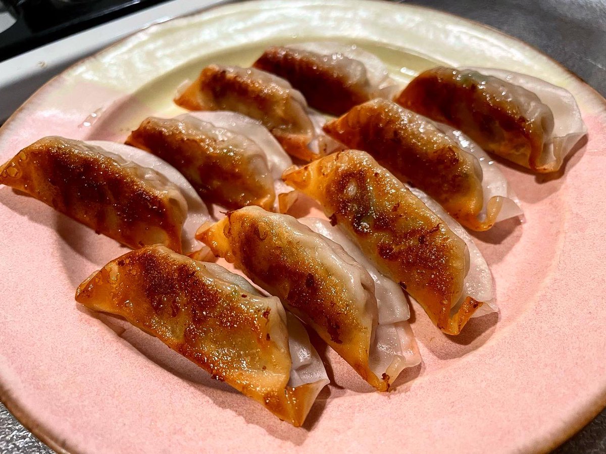 ha87prv's tweet photo. #炒飯
#エノキの長葱のコンソメスープ
#トマトと胡瓜のゴマ和え
#餃子
#晩ごはん

.

#料理 #私料理 #手料理 #自炊 #料理記録 #ごはん記録 #オリジナルレシピ #定食記録 #晩ごはん #おうちごはん #おうち時間 #おうち居酒屋 #ディナー #晩酌 #おつまみ #つまみ飯 #料理好きな人と繋がりたい #餃子定食 https://t.co/laibgkCxwP