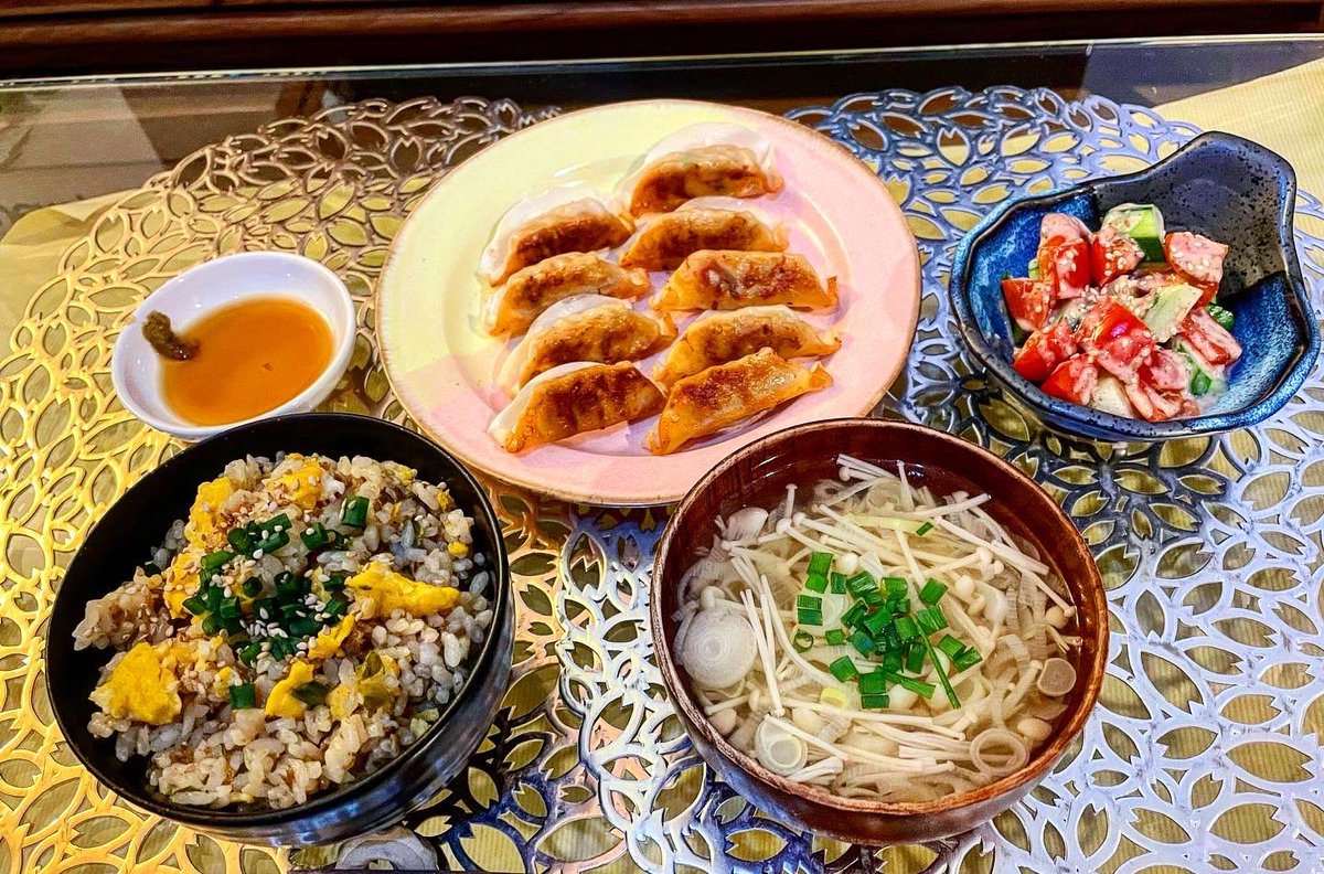 ha87prv's tweet photo. #炒飯
#エノキの長葱のコンソメスープ
#トマトと胡瓜のゴマ和え
#餃子
#晩ごはん

.

#料理 #私料理 #手料理 #自炊 #料理記録 #ごはん記録 #オリジナルレシピ #定食記録 #晩ごはん #おうちごはん #おうち時間 #おうち居酒屋 #ディナー #晩酌 #おつまみ #つまみ飯 #料理好きな人と繋がりたい #餃子定食 https://t.co/laibgkCxwP
