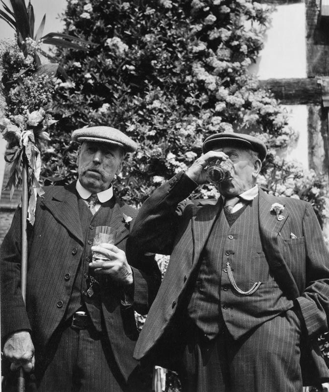 CatcherMedia's tweet photo. Dec 11 #AdventFun #AdventCalendar has two gentlemen enjoying a pint at the Fownhope Heart of Oak Walk - this was probably the only day that rural workers had as holiday! It originally took place at Whitsuntide but later moved to Oak Apple Day, the 29th May. https://t.co/lbAgQHBqpG