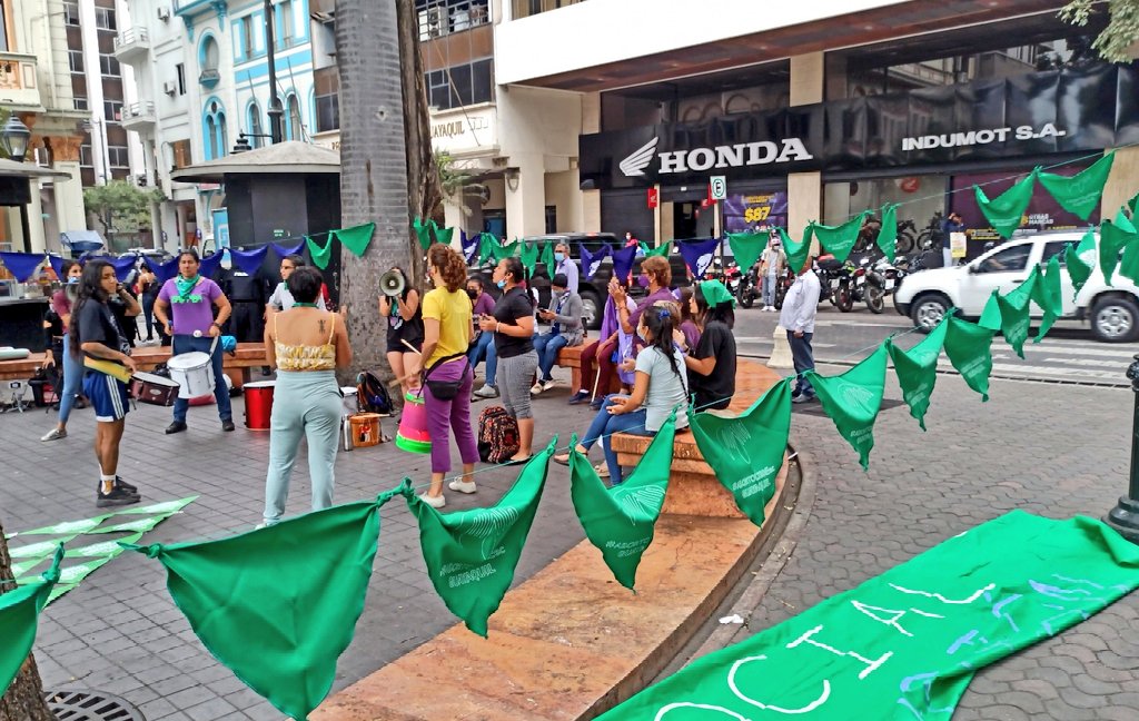 AbLitaMartinez's tweet photo. ¡La fuerza feminista en las calles es la que nos ha otorgado todos nuestros derechos! 

Aborto libre y seguro, QUE SEA LEY en Guayaquil y toda América Latina. 💚💚💚💚💚💚💚 #AsambleaHazHistoria #UnaLeyJustaYReparadora #GuayaquilFeminista https://t.co/TXzS4AhYYB