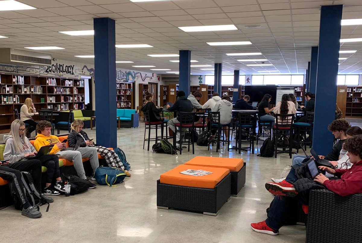 MountaineersMC's tweet image. HHS Juniors Looking for Good Books!📚#highschoolreaders #hhsistheplacetobe