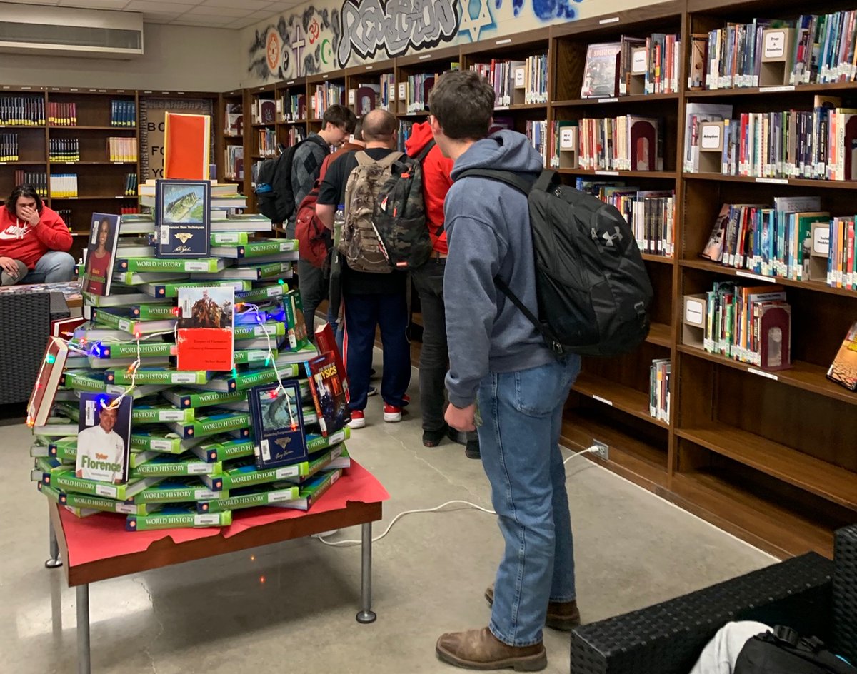 MountaineersMC's tweet image. HHS Juniors Looking for Good Books!📚#highschoolreaders #hhsistheplacetobe