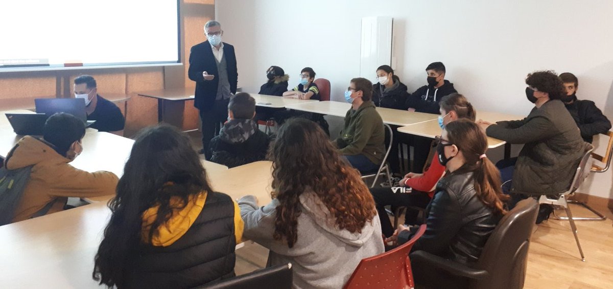 fe2ifr's tweet photo. [#recyclage] suite action pédagogique d'#economiecirculaire réussie au collège Louis Pasteur à Florange les papiers de bureau et JRM seront triés par 620 personnes et recyclés dès le 3 janvier 2022 ! Plus d'informations : https://t.co/Fcfh6ZfpgL https://t.co/cHK2MUEV94