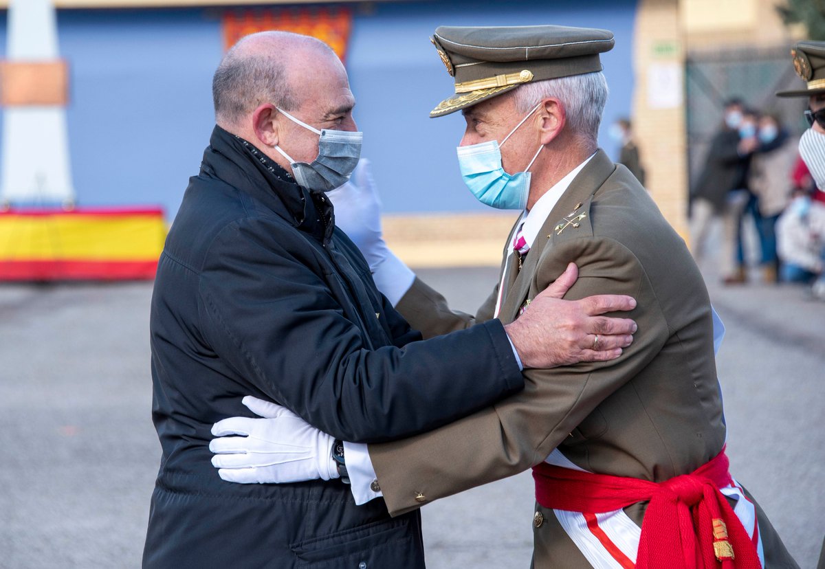 IGNSpain's tweet photo. #IGNspain estuvo ayer en los actos por la Patrona del Centro Geográfico @EjercitoTierra
Se impuso la medalla 🎖️al mérito militar con distintivo blanco a su Director por #IGN150años y la estrecha y permanente colaboración entre ambas instituciones👏
#CEGET @mitmagob @Defensagob https://t.co/S99jSY0NAz