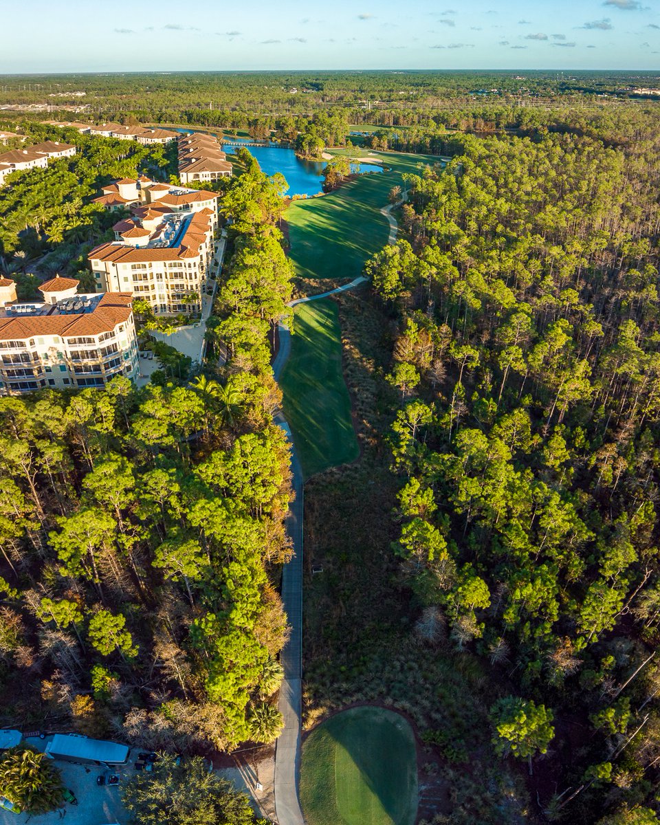 Casual tee shot down a hallway @QBEShootout. ⛳️