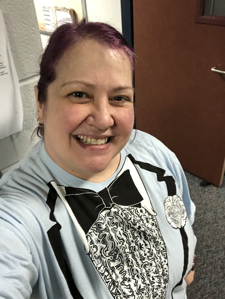 MsDoo708's tweet photo. #makedecembermagic it’s New Years Eve day at KCHS so I’m ready for the fanciest party we have to offer! Spread JOY! https://t.co/z2tUqYvQnv
