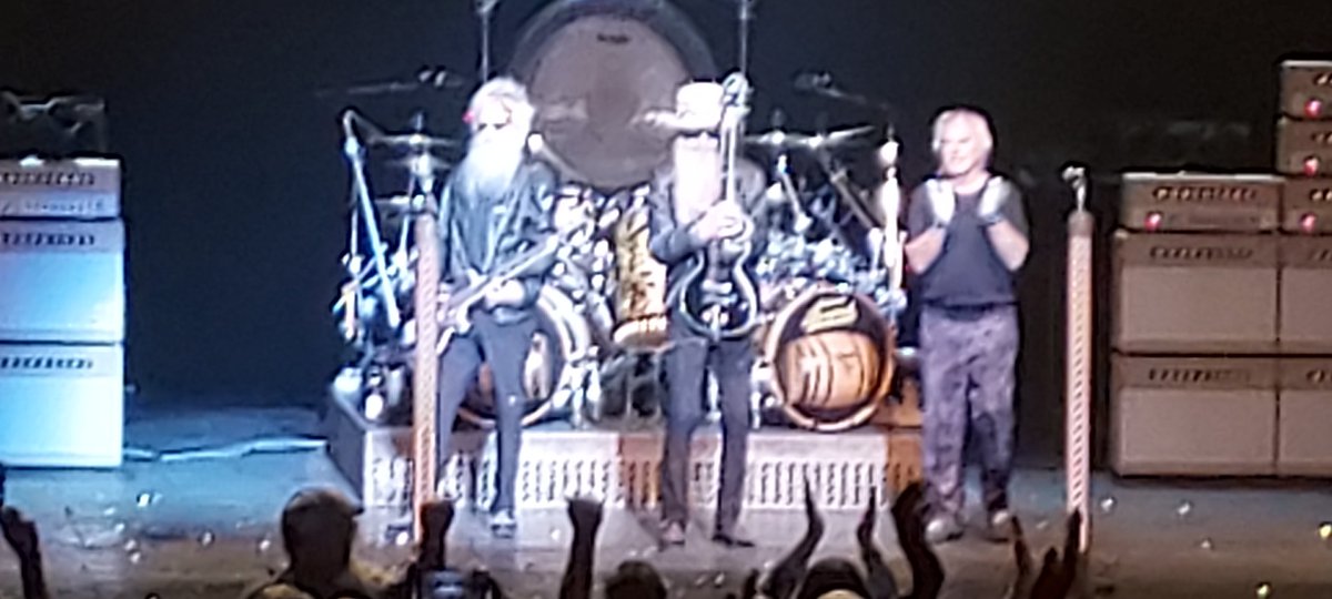 jagarza1's tweet photo. What an awesome concert by @ZZTop!!! Legendary set list!! 🎤🎸🎸🥁🎶🤘🏼🤘🏼🔥🔥🔥🔥 #TexasBlues #TexasRock #HowHowHow #Epic #BillyGibbonsKicksAss #FrankBeard #ElwoodFrancis #ThatLittleOleBandFromTexas
#ACelebrationWithZZTop https://t.co/J3CfydziYg