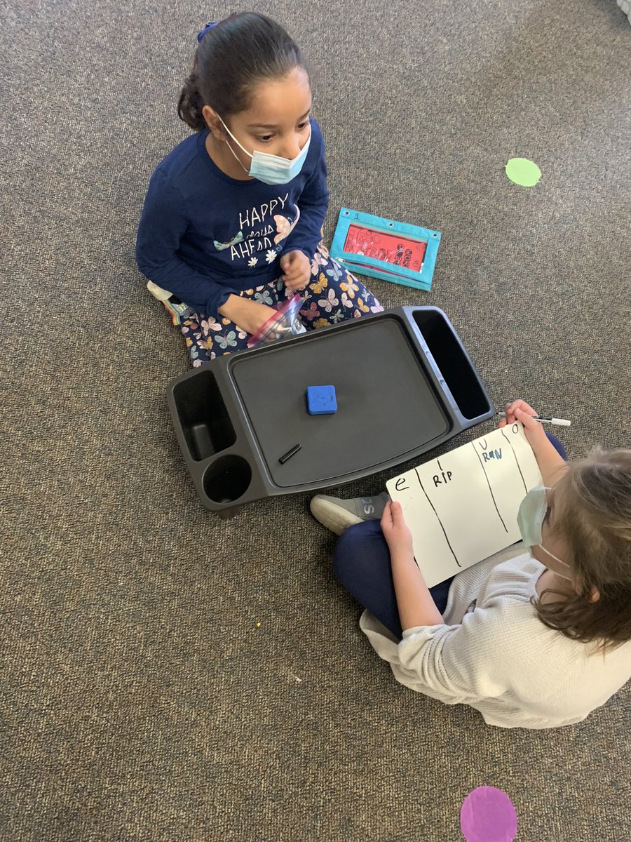 MissDs2Class's tweet image. Blind sort today! Students working together to sort and write the words based on their middle vowel sound! @oseDCSD