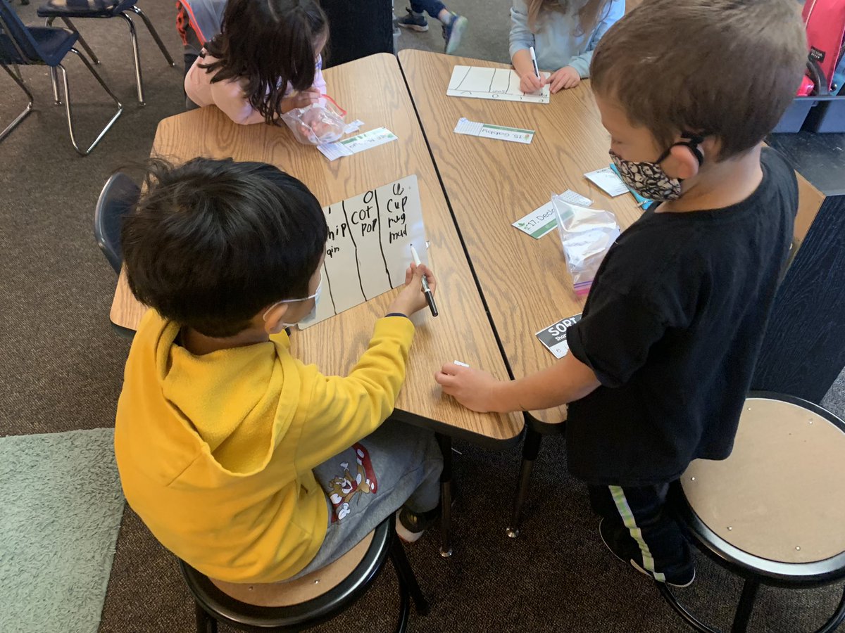 MissDs2Class's tweet image. Blind sort today! Students working together to sort and write the words based on their middle vowel sound! @oseDCSD