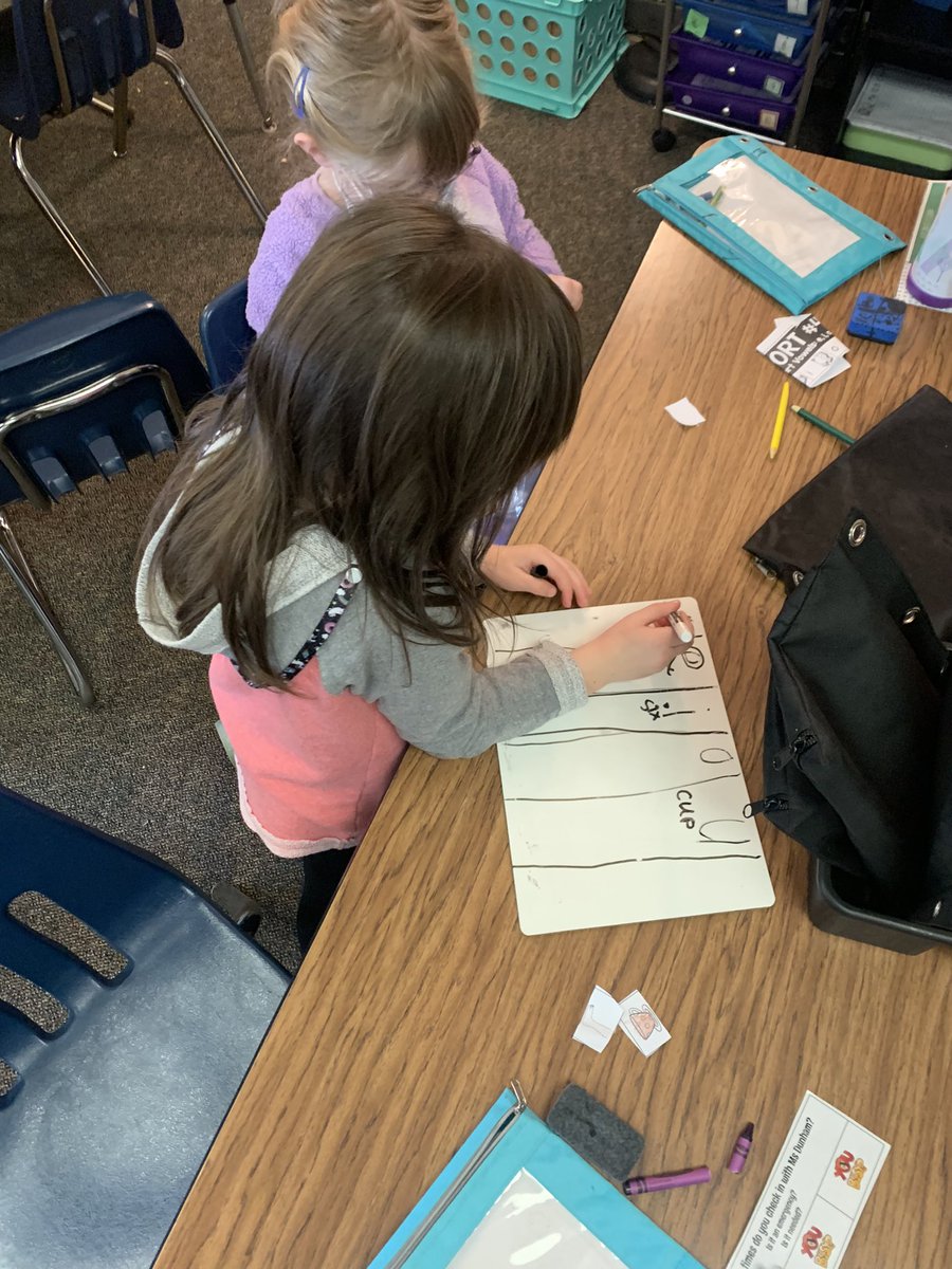 MissDs2Class's tweet image. Blind sort today! Students working together to sort and write the words based on their middle vowel sound! @oseDCSD