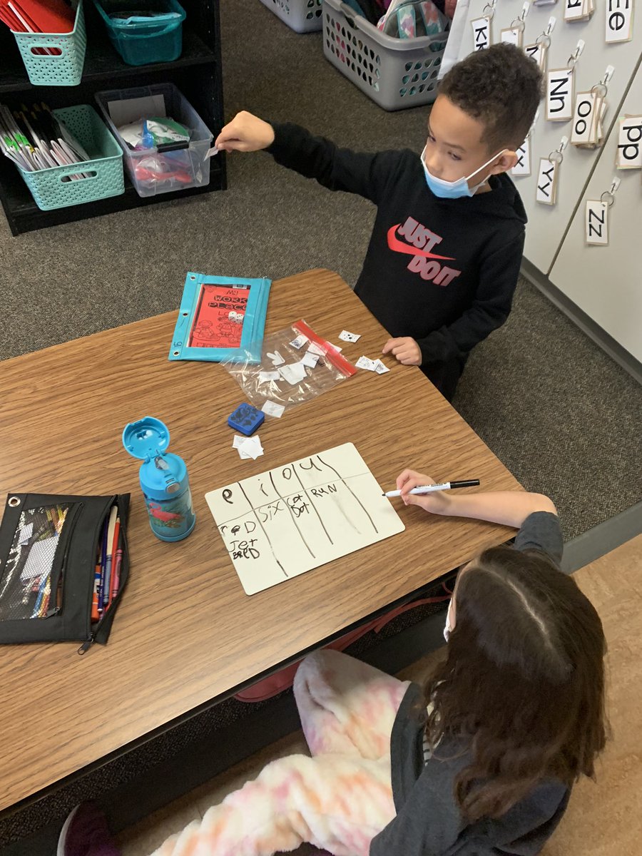MissDs2Class's tweet image. Blind sort today! Students working together to sort and write the words based on their middle vowel sound! @oseDCSD