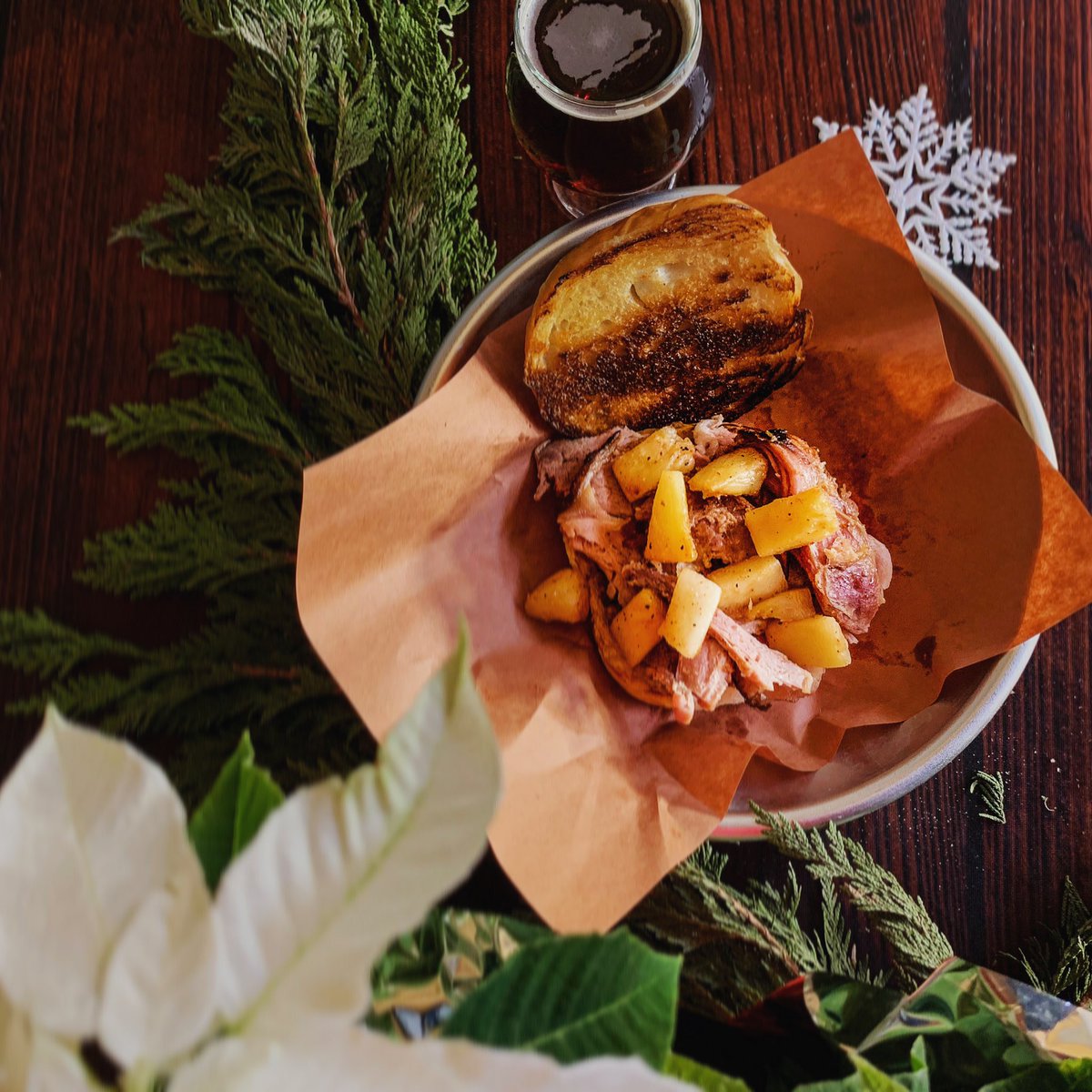 New December food special! 🤤 smoked pineapple and ham with Swiss cheese all topped on a butter grilled bun. Make your holidays a little bright with good ol’ craft beer and bbq 🍻🤘