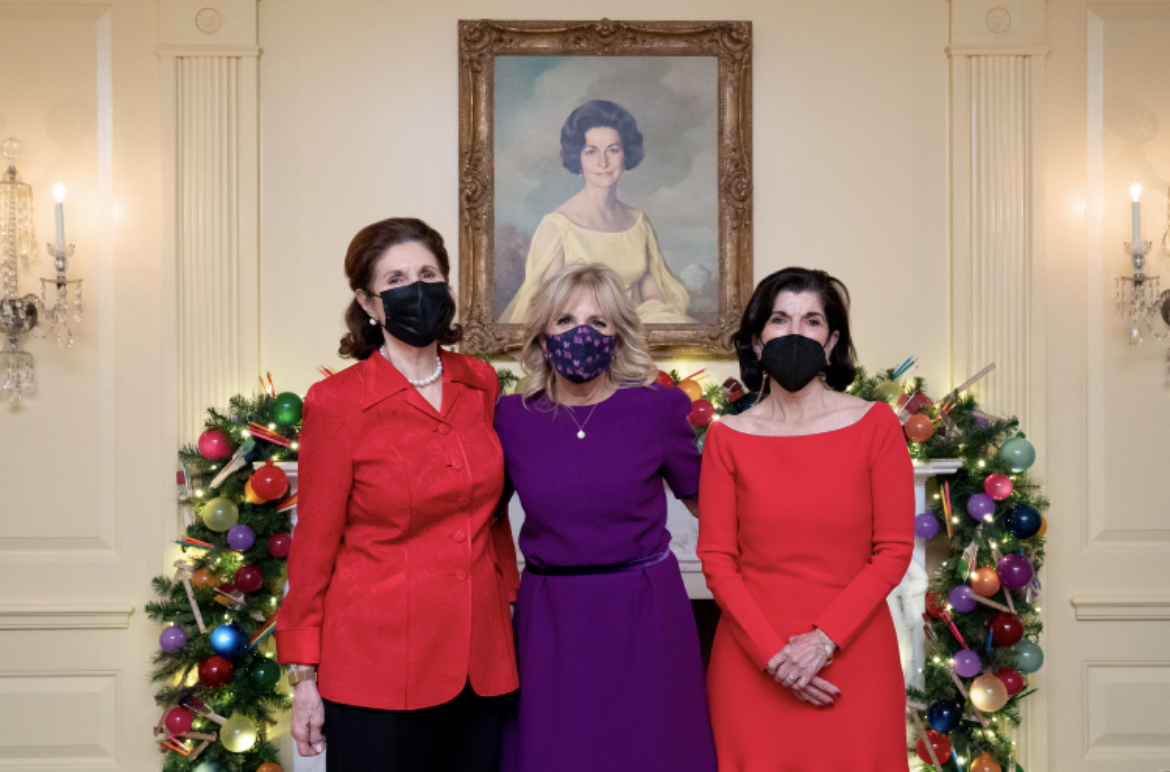 LBJLibrary's tweet image. Have you ordered your Official White House Christmas Ornament yet? This year commemorates the Johnson presidency! 🎄

President Johnson's daughters Lynda &amp;amp; Luci stopped by the White House to visit w/ @FLOTUS &amp;amp; delivered a few LBJ ornaments to Dr. Biden!

🛒lbjstore.com/lbj-wh-orn-202…