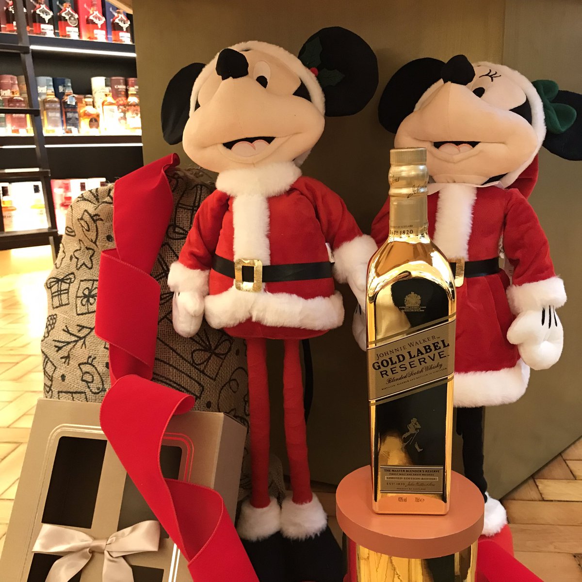 As good as gold #santaclaus #santa #noel #natale #christmas #mickeymouse #minniemouse #disney #disneyworld #disneygram #instadisney #johnniewalker #keepwalking #diageo #whiskygram #instawhisky #blendedscotch #blended #scotland #scotch