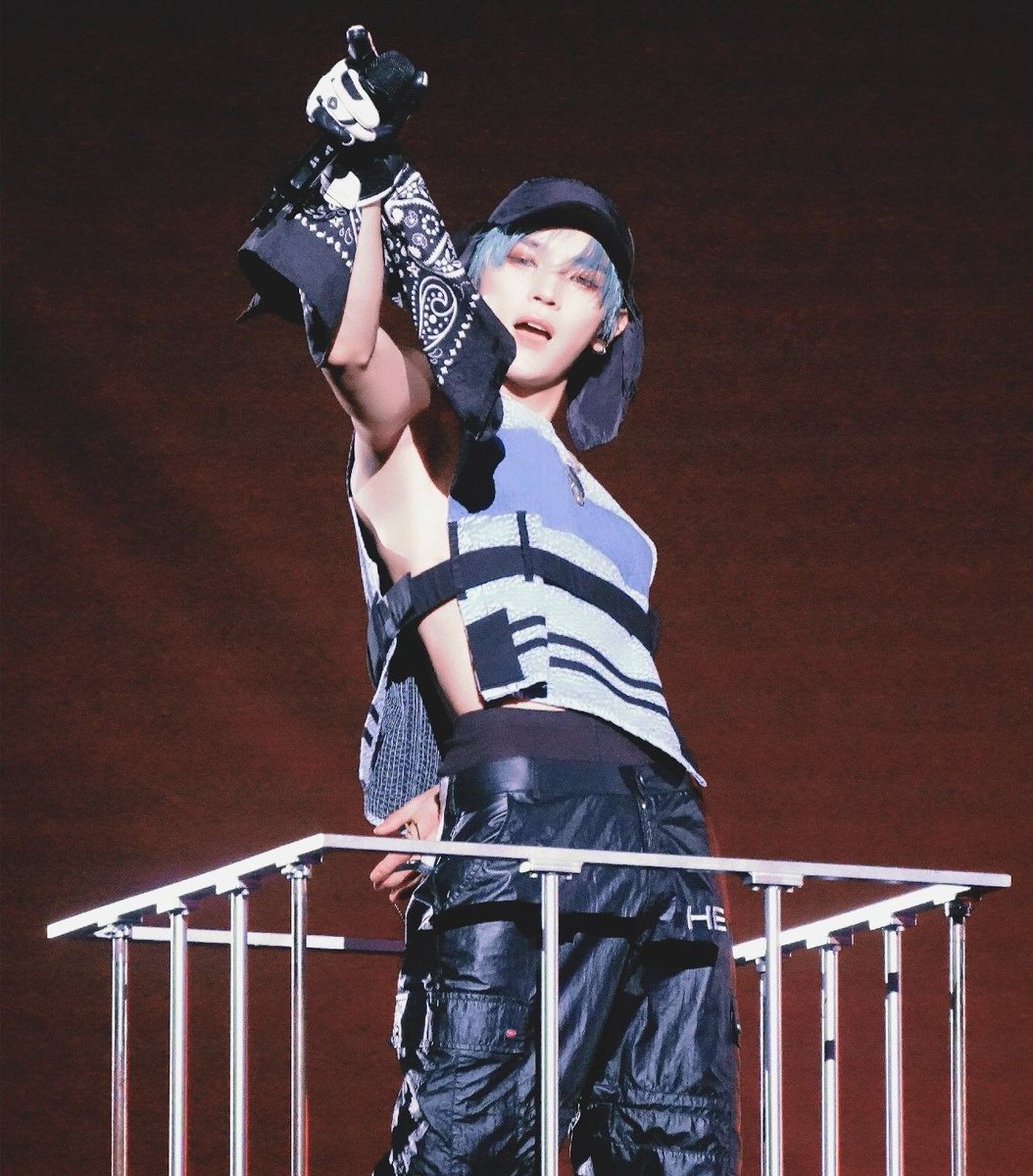 ltyfairy's tweet photo. Another iconic outfit like this for taeyong at smtown pls https://t.co/QASxrGeU5w