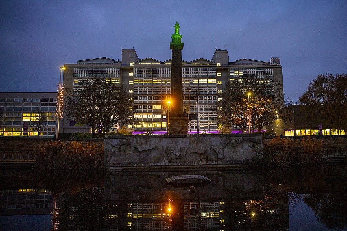 Robelighting's tweet photo. The Wilberforce Monument dedicated to leading 18th/19th century politician, philanthropist & anti-slavery campaigner William Wilberforce has been re-lit by Graham Roberts of @HPSSLtd using a design with #AnolisLighting #ArcPar 150 Zoom LED luminaires.
https://t.co/MS2E1jANh0 https://t.co/l0tgw1koSs
