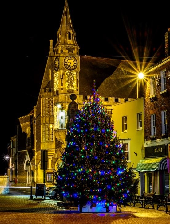 DorsetCouncilUK's tweet photo. Have you got your Christmas tree up yet? 🎄 They certainly have in Dorchester! #LocalLights #Dorset #ChristmasLights 
📸 - Richard Murgatroyd  📍 - Dorchester https://t.co/cx6txnjBES
