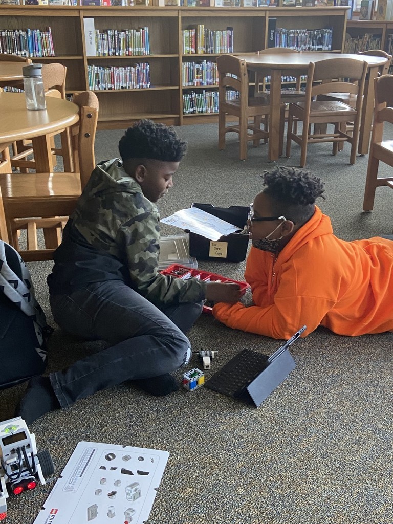 ClarkstonTISD's tweet photo. Our Robotics Club is hard at work on building and coding their robots! #CougarStrong πΎπ§ π€ https://t.co/DTCZrNepIQ