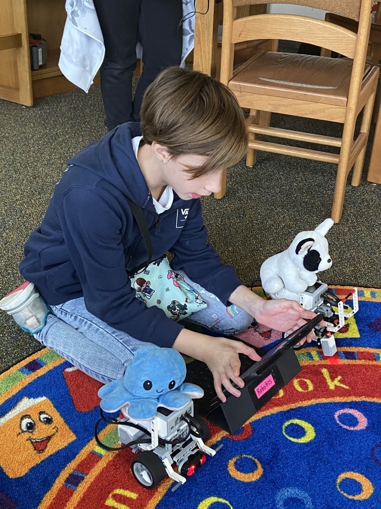 ClarkstonTISD's tweet photo. Our Robotics Club is hard at work on building and coding their robots! #CougarStrong πΎπ§ π€ https://t.co/DTCZrNepIQ