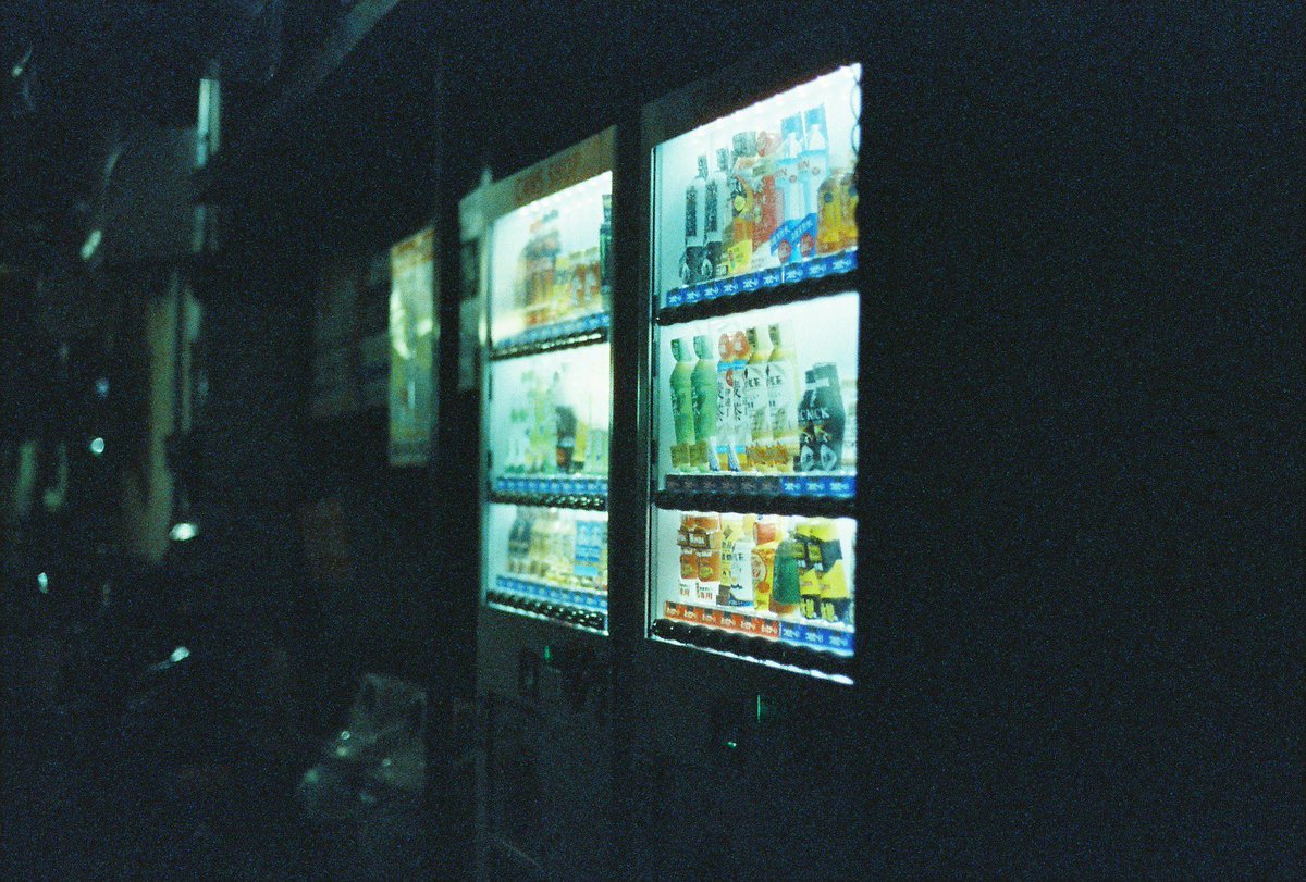 hajisynthe's tweet photo. 写真帳2021.12.09
Camera：Nikon FM2/T
Film：KNHO PHOTO 400
Developing：#チャンプカメラ 
#filmphotography #snapshot #フィルム写真 #スナップ写真 #nikon #KNHO #自動販売機 https://t.co/BrfR64dgMl
