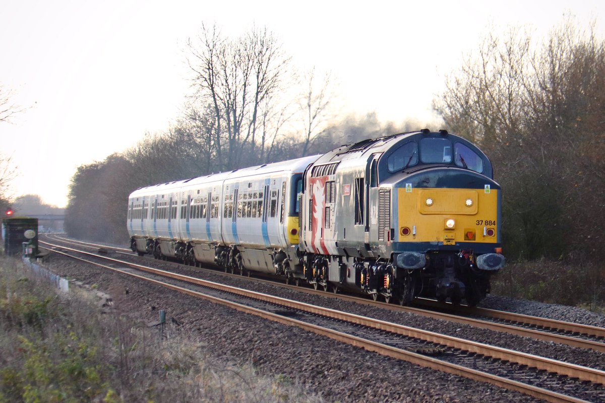 HiPa125's tweet photo. Rail Operations Group EuroPhoenix #Class37 37884 βCepheusβ, with #Class365 365541 #HappyTrain in-tow, working 5Q25 1015 Crewe South Yard > Rotherham C F Booth Ltd, heads north on the Up Tamworth Line
β»οΈ
09/12/21 https://t.co/cogO14I7oF