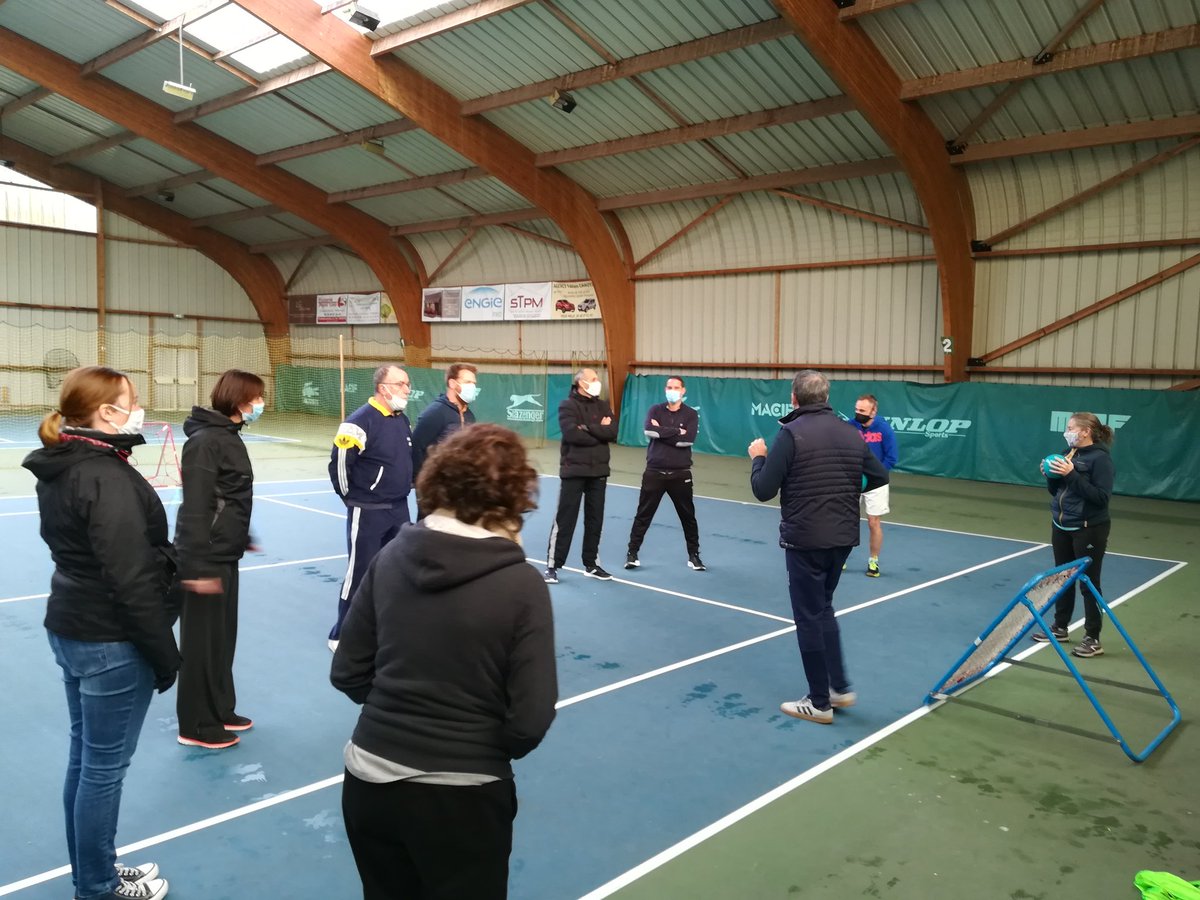 usep_79's tweet photo. Les enseignants chargés de missions #usep partagent un temps de pratique avec l'équipe EPS !
Reste au programme : #srav #savoirnager #Generation2024 #30APQ et projets USEP !

@DSDEN79 @usepnationale @crusepna https://t.co/VrjbvJk2FV
