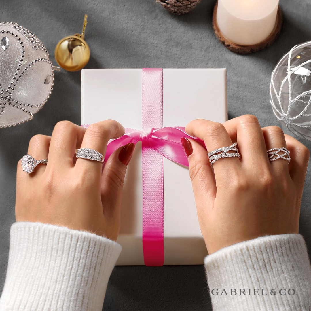 GoldsmithJewel1's tweet photo. The best gifts come in small packages 🎁 https://t.co/pXAJYlD0Fb